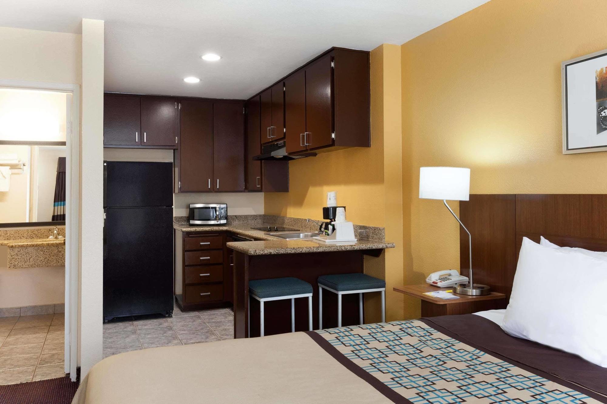 Days By Wyndham Mission Valley-sdsu Hotel